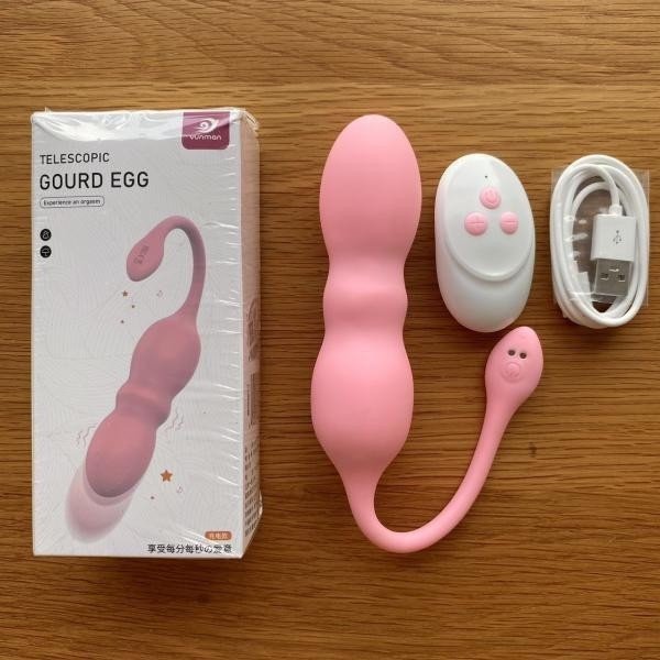 Trứng rung điều khiển từ xa rung thụt không dây là đồ chơi người lớn được cả phụ nữ và nam giới sử dụng rộng rãi. Đồ chơi tình dục điều khiển từ xa được phụ nữ độc thân hoặc bạn tình của họ sử dụng để vui vẻ trong quan hệ tình dục. Trứng rung điều khiển từ xa rung thụt sử dụng kết nối thông minh với điều khiển từ xa đi kèm với máy và không sử dụng dây cáp như các loại Trứng rung điều khiển từ xa rung thụt khác.