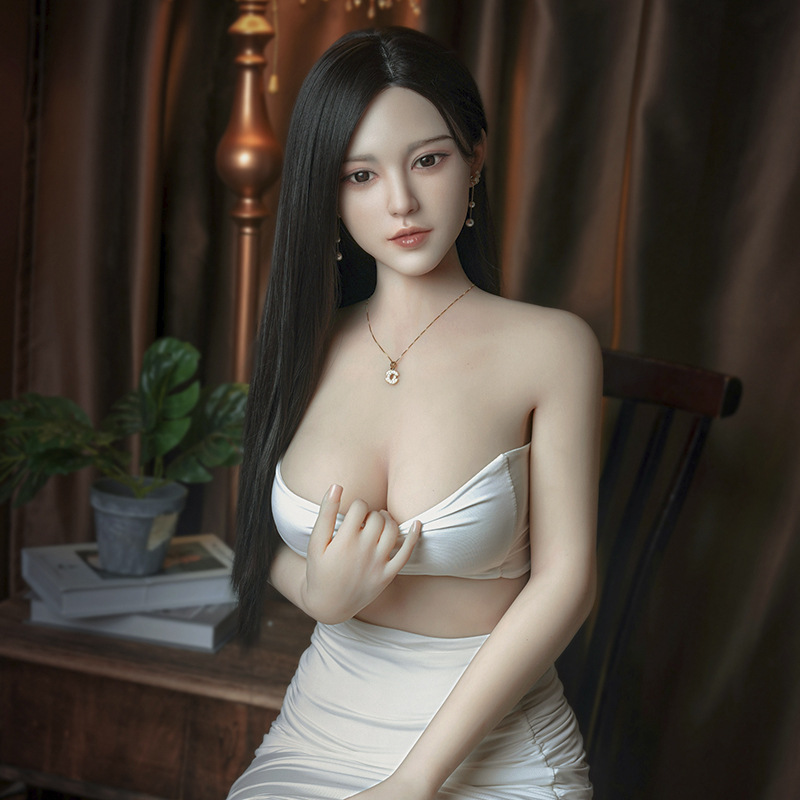 búp bê sinh lý dụng cụ yêu nam quyến rủ Xin'er chỉ cao 1,58 m so với tỷ lệ của phụ nữ châu Á, thích hợp cho những người đàn ông muốn được hình thể của người yêu che chở, chiều chuộng. Một người nhỏ bé ngọt ngào. Đặc biệt cô nàng quốc dân này còn có làn da trắng ngần và tỷ lệ cơ thể gợi cảm, khiến mọi quý ông khi nhìn thấy đều phải trầm trồ vì vẻ ngoài xinh đẹp như búp bê.