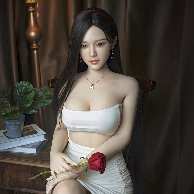 búp bê sinh lý dụng cụ yêu nam quyến rủ Xin'er chỉ cao 1,58 m so với tỷ lệ của phụ nữ châu Á, thích hợp cho những người đàn ông muốn được hình thể của người yêu che chở, chiều chuộng. Một người nhỏ bé ngọt ngào. Đặc biệt cô nàng quốc dân này còn có làn da trắng ngần và tỷ lệ cơ thể gợi cảm, khiến mọi quý ông khi nhìn thấy đều phải trầm trồ vì vẻ ngoài xinh đẹp như búp bê.
