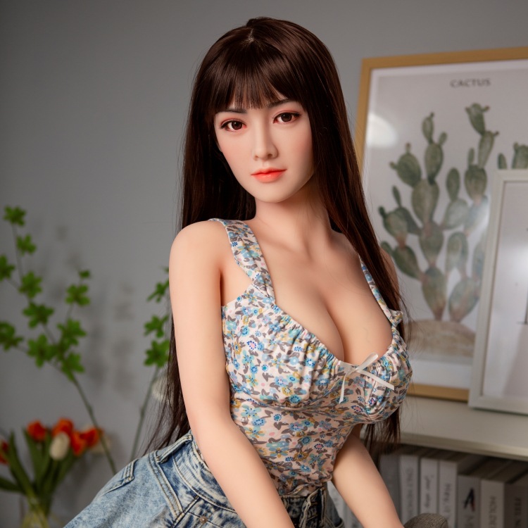 búp bê sinh lý silicone Jinghong một trong những mẫu búp bê sinh lý mới nhất thuộc bộ sưu tập đồ chơi tình dục nam.  búp bê sinh lý silicone Jinghong xinh đẹp và độ chân thực hoàn hảo đến mức đôi khi sẽ khiến người xem bối rối . . búp bê sinh lý silicone Jinghong được làm sống động bằng silicon bạch kim cao cấp với khung bên trong bằng hợp kim cao cấp có khớp nối rộng để di chuyển tốt hơn, cho phép chuyển động thực tế, những bất ngờ đáng kinh ngạc và tính linh hoạt về tư thế. búp bê sinh lý silicone Jinghong là một trong những loại búp bê silicon tốt nhất và phổ biến nhất trên thế giới được mua nhiều hiện nay.