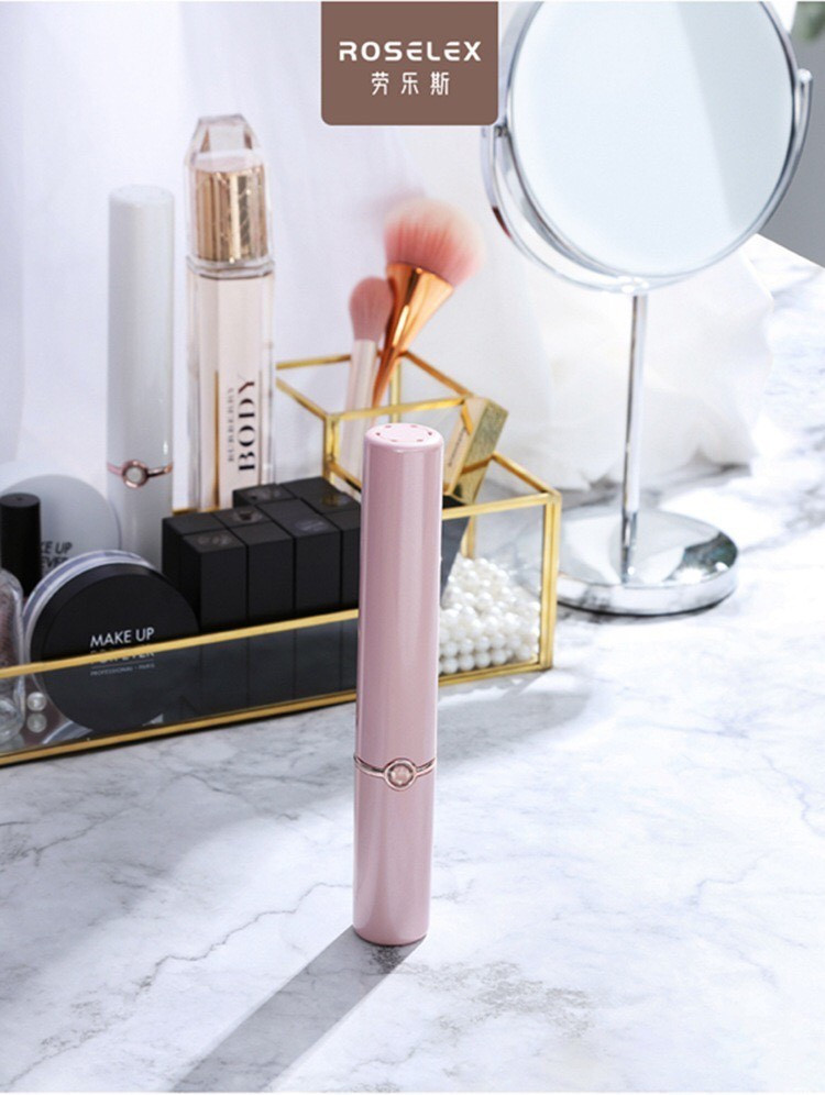 Dương vật giả đa năng cầm tay ROSELEX chạy bằng pin sạc cao cấp của Roselex là sản phẩm đồ chơi tình dục được thiết kế dành riêng cho những phụ nữ độc thân có ham muốn tình dục mạnh mẽ và các cặp đôi đang tìm kiếm sự kích thích, mới lạ khi quan hệ. Dương vật giả đa năng cầm tay ROSELEX với thiết kế thon dài theo kích thước châu Á cùng khả năng ngụy trang tuyệt vời, sản phẩm không chỉ giúp phái đẹp đáp ứng hiệu quả nhu cầu sinh lý mà còn là người bạn đồng hành mà bạn có thể mang theo bên mình trên mọi nẻo đường mà không bị phát hiện.