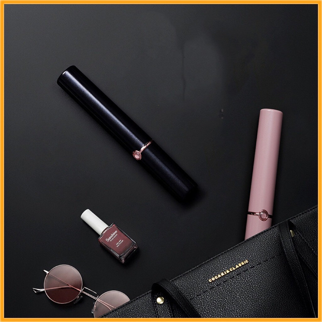 Dương vật giả đa năng cầm tay ROSELEX chạy bằng pin sạc cao cấp của Roselex là sản phẩm đồ chơi tình dục được thiết kế dành riêng cho những phụ nữ độc thân có ham muốn tình dục mạnh mẽ và các cặp đôi đang tìm kiếm sự kích thích, mới lạ khi quan hệ. Dương vật giả đa năng cầm tay ROSELEX với thiết kế thon dài theo kích thước châu Á cùng khả năng ngụy trang tuyệt vời, sản phẩm không chỉ giúp phái đẹp đáp ứng hiệu quả nhu cầu sinh lý mà còn là người bạn đồng hành mà bạn có thể mang theo bên mình trên mọi nẻo đường mà không bị phát hiện.