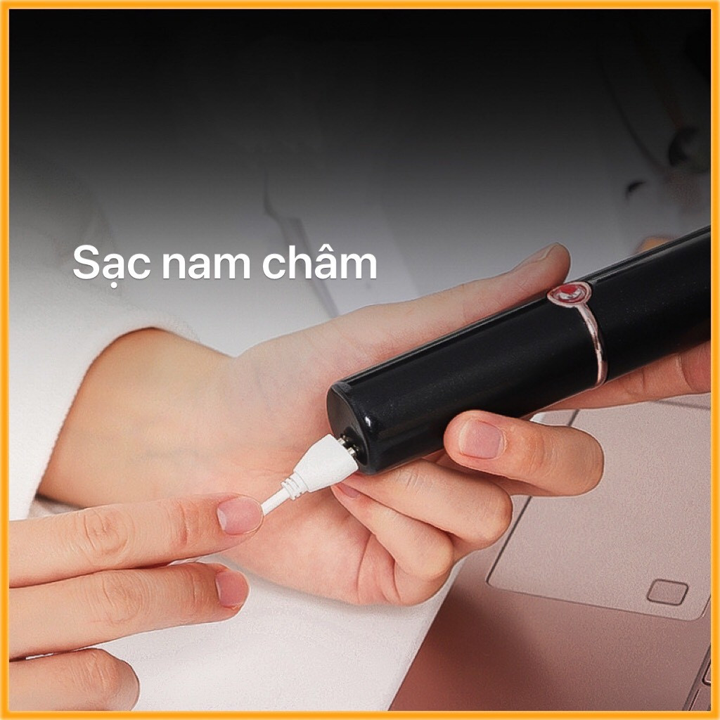 Dương vật giả đa năng cầm tay ROSELEX chạy bằng pin sạc cao cấp của Roselex là sản phẩm đồ chơi tình dục được thiết kế dành riêng cho những phụ nữ độc thân có ham muốn tình dục mạnh mẽ và các cặp đôi đang tìm kiếm sự kích thích, mới lạ khi quan hệ. Dương vật giả đa năng cầm tay ROSELEX với thiết kế thon dài theo kích thước châu Á cùng khả năng ngụy trang tuyệt vời, sản phẩm không chỉ giúp phái đẹp đáp ứng hiệu quả nhu cầu sinh lý mà còn là người bạn đồng hành mà bạn có thể mang theo bên mình trên mọi nẻo đường mà không bị phát hiện.